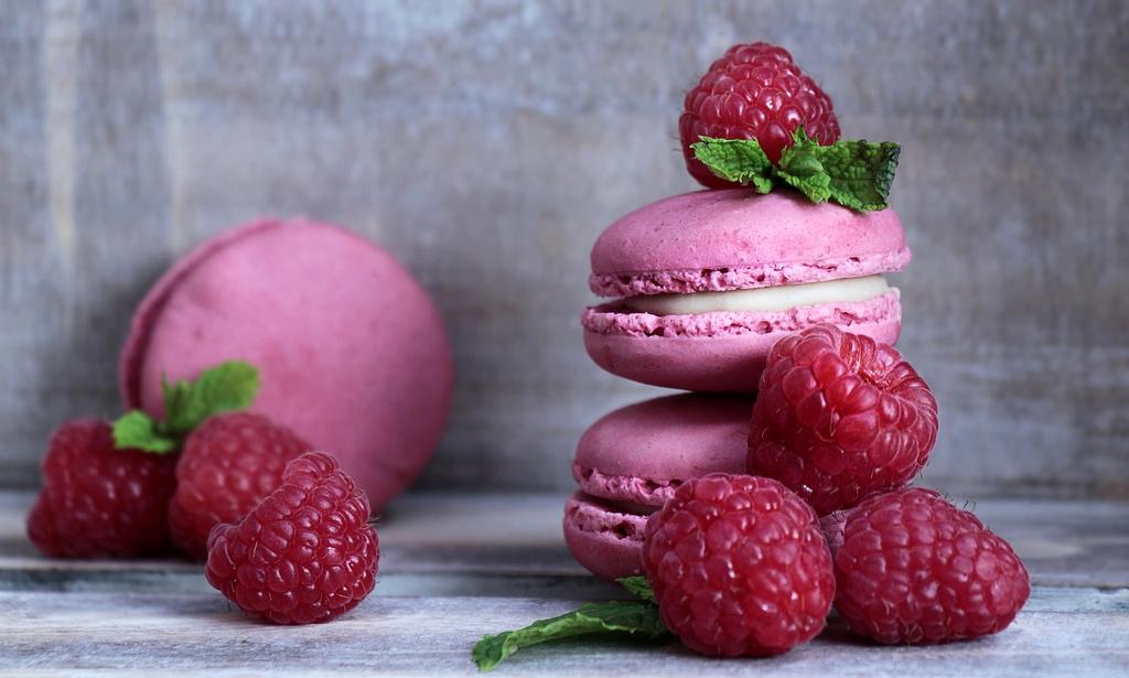 Teripolemoled confectionery kitchen with pastry chefs at work